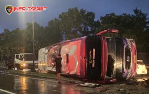 Bus Terguling di Sukabumi, Aksi Salip Mendadak Jadi Penyebab!