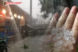 Depok Dilanda Teror Cuaca, Badai, Hujan Es, dan Banjir Menghancurkan Hari.