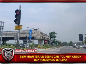 BMW HITAM TERJUN BEBAS DARI TOL KRIA-GRESIK, DUA PENUMPANG TERLUKA