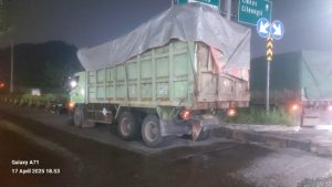 DIDUGA DUA TRUK PENGANGKUT LIMBAH DI DEPAN KANTOR DESA GUNUNG PUTRI, WARGA KELUHKAN BAU MENYENGAT