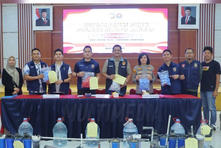 POLRI UNGKAP PEMALSUAN AIR MINUMAN MINERAL DI BEKASI
