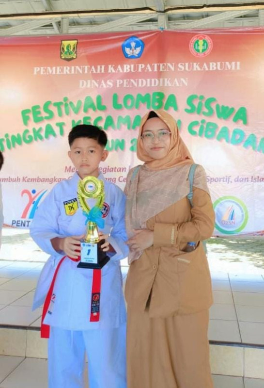 AYKO MIKAILA ARIFIN DAN AZFAR RESKY MUBARAK RAIH JUARA 1 KARATE O2SN TINGKAT KECAMATAN CIBADAK