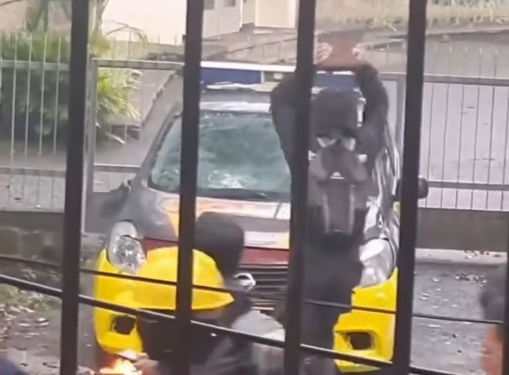 BANDUNG MEMANAS SAAT MAY DAY, MOBIL POLISI DIBAKAR MASSA BERPAKAIAN HITAM