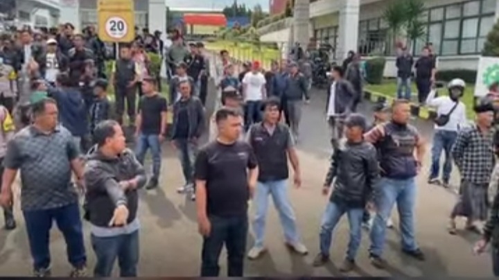 BENTROKAN PECAH SAAT AKSI TOLAK PUNGLI DI PT GSI SUKALARANG SUKABUMI