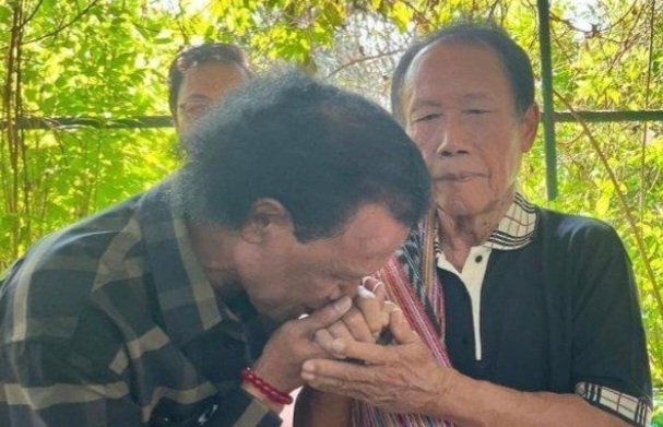 HERCULES CIUM TANGAN DAN MINTA MAAF KEPADA SUTIYOSO