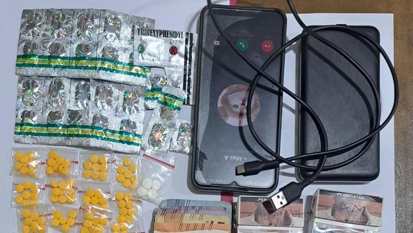 PENGEDAR OBAT TERLARANG DI BEKASI DITANGKAP BERKAT LAPORAN WARGA VIA INSTAGRAM