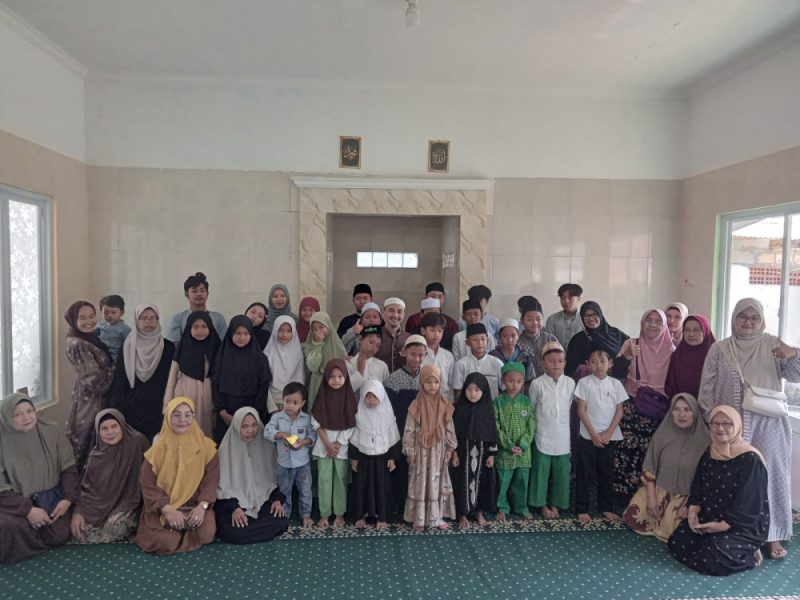 IBU-IBU MAJELIS TA’LIM BABUSSALAM SANTUNI 60 ANAK YATIM DI HARI ASYURA