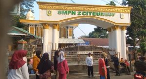 HARI PERTAMA SEKOLAH, ORANG TUA PADATI GERBANG SMPN 2 CITEUREUP