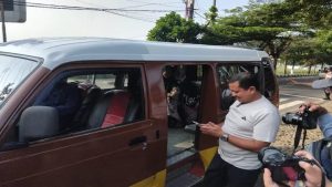 Pencitraan Berkedok Kesederhanaan? Bupati Sumedang Doni Ahmad Munir Naik Angkot, Wartawan Sudah Siap Jepret