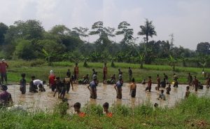 EMPANG BERUBAH JADI LAUTAN TAWA, WARGA KAMPUNG MALINGPING REBUTAN IKAN RAYAKAN RW BARU UNGKAPAN SYUKUR