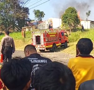 KEBAKARAN MELANDA SPN LIDO, PETUGAS BERJUANG PADAMKAN API