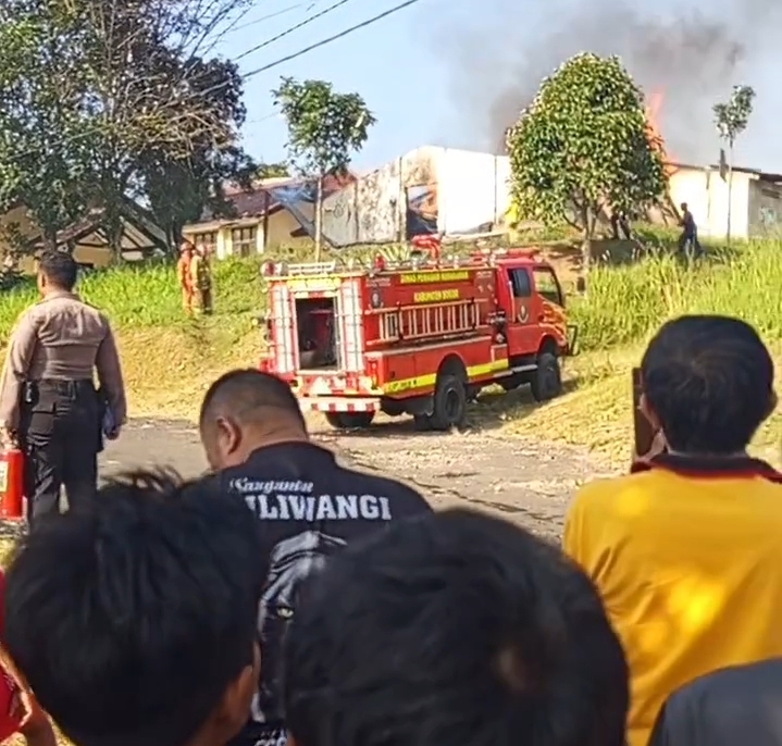KEBAKARAN MELANDA SPN LIDO, PETUGAS BERJUANG PADAMKAN API