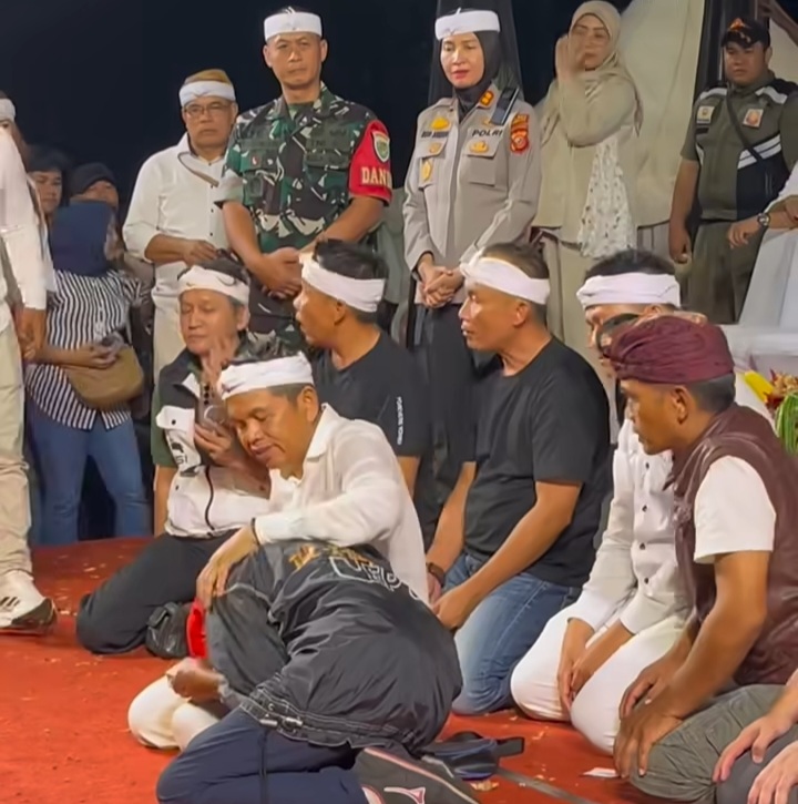 MENGHARUKAN! KANG DEDY MULYADI (KDM) BERIKAN BANTUAN 40 JUTA KEPADA SEORANG IBU DI SUKABUMI