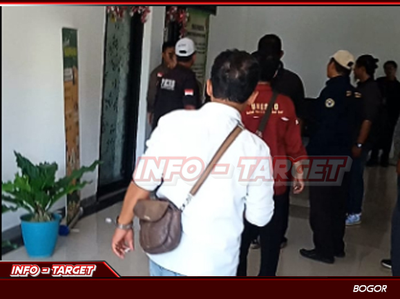 SALAH SATU OKNUM WARTAWAN DIDUGA GELAPKAN UANG TITIPAN, BIKIN HEBOH ACARA DI KECAMATAN KLAPANUNGGAL BOGOR