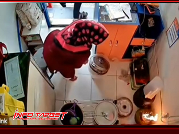 IBU PEMILIK WARUNG DI DEPOK SIGAP PADAMKAN API AKIBAT KEBOCORAN GAS