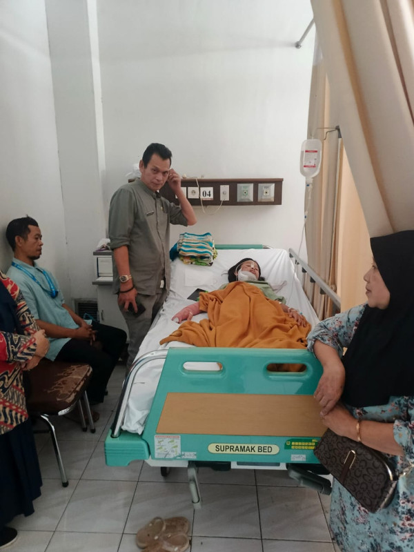 KEPALA SMPN 2 CITEREUP DAN GURU TUNJUKKAN TELADAN KEPEDULIAN, JENGUK SISWI KORBAN KECELAKAAN DI RSUD CIBINONG