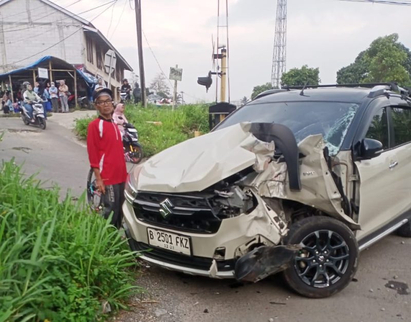 MOBIL SUZUKI XL7 RINGSEK DITABRAK KERETA DI CICURUG, PALANG PINTU TAK BERFUNGSI