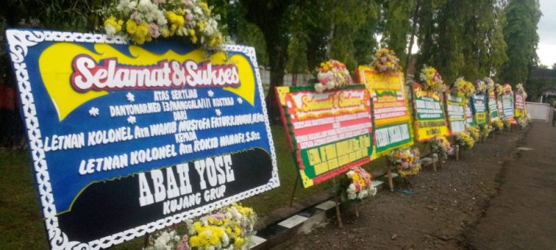 DERETAN PAPAN BUNGA RAMAIKAN SERTIJAB DANYONARMED 13/NANGGALA/1/1 KOSTRAD