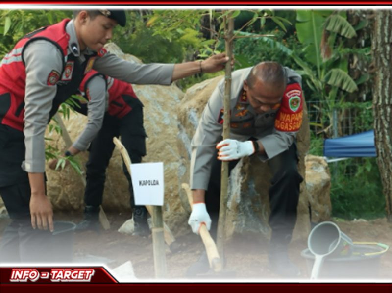 KAPOLDA JABAR TANAM POHON DI KUNINGAN: AJAK MASYARAKAT BERSATU HIJAUKAN JAWA BARAT