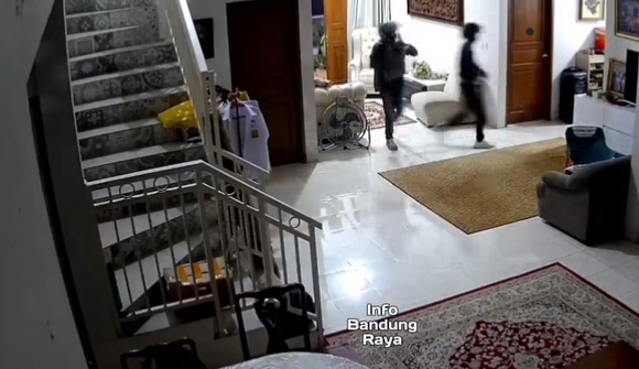 TEREKAM CCTV, DUA PRIA BERHELM BOBOL RUMAH DI BANDUNG