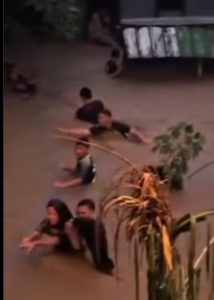 PENYELAMATAN SANTRI DAN GURU PONPES DI TENGAH BANJIR DERAS MENERJANG BOGOR