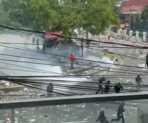 KERUSUHAN MELEDAK DI PATI! MOBIL POLISI TERBAKAR, WARGA TUNTUT PEMAKZULAN BUPATI SUDEWO