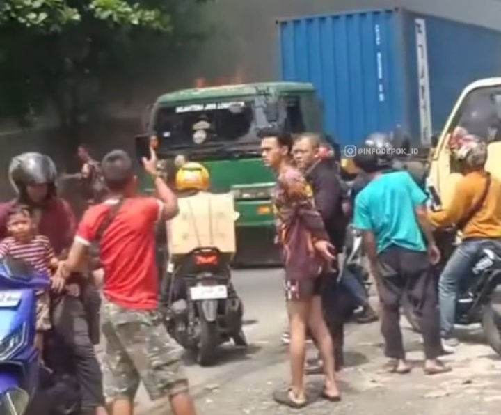 KEBAKARAN HEBOHKAN JALAN RAYA BOGOR, ASAP TEBAL MEMBUMBUNG TINGGI