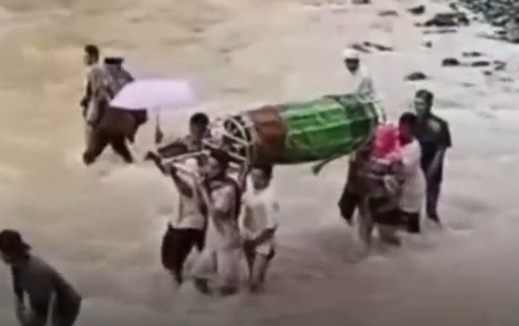 WARGA SUKABUMI TERPAKSA GOTONG JENAZAH SEBERANGI SUNGAI AKIBAT JEMBATAN PUTUS