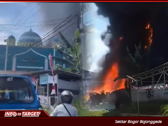 KEBAKARAN HEBAT MELANDA LAPAK RONGSOKAN DI BOJONGGEDE, WARGA CEMAS API MELUAS KE PERMUKIMAN