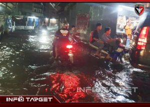15 TAHUN WARGA CIBINONG TERPAKSA HADAPI BANJIR LINTASAN DI GANG GOLF