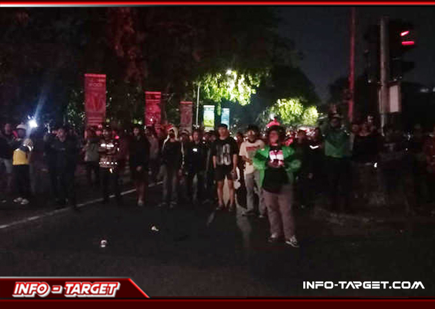 KONFLIK PANAS DI BEKASI, MASSA SERANG POLISI DENGAN BATU DIBALAS GAS AIR MATA