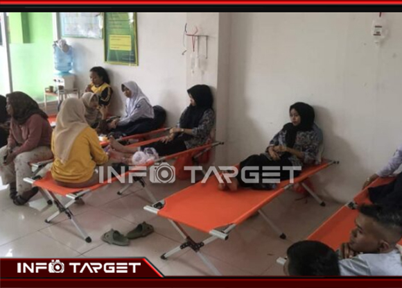 BELASAN PELAJAR DI GARUT DILARIKAN KE PUSKESMAS DIDUGA KERACUNAN MAKANAN BERGIZI GRATIS