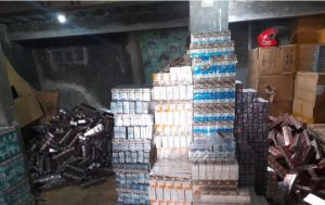 BEA CUKAI BOGOR GEREBEK GUDANG ROKOK ILEGAL, RATUSAN KARTON DIAMANKAN DI CARINGIN