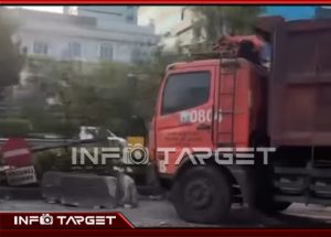 TRUK HANTAM SEPARATOR DI SLIPI JAYA, LALU LINTAS MENUJU TOMANG MACET PARAH