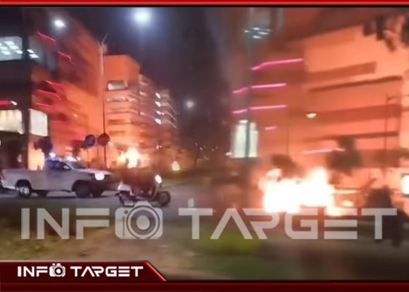MOBIL PENGANGKUT CNG TERBAKAR DI DEPAN LIVING WORLD GRAND WISATA, WARGA PANIK
