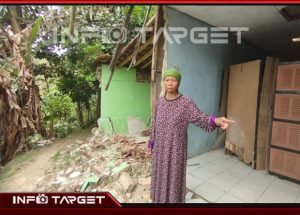 RUMAH NYARIS AMBRUK, NENEK DI SUKABUMI BERJUANG HIDUP TANPA BANTUAN LIMA BULAN
